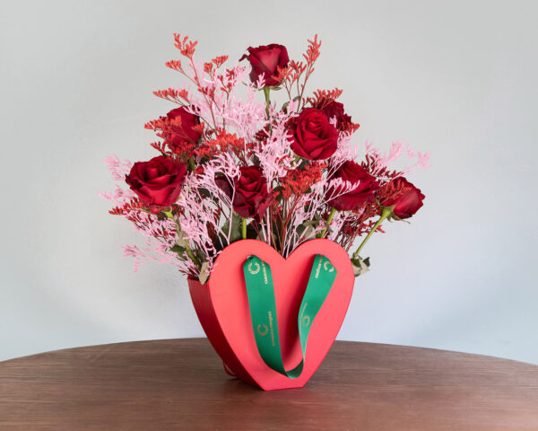 Bolso de corazón con rosas rojas para envíos a domicilio en Granada y España