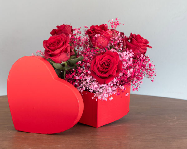 Caja con forma de corazón con 6 rosas Granada