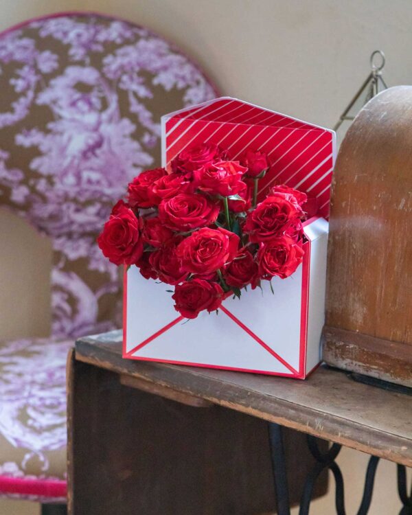 Envío de sobre con rosas especial San Valentín y eventos de enamorados vista para decoración