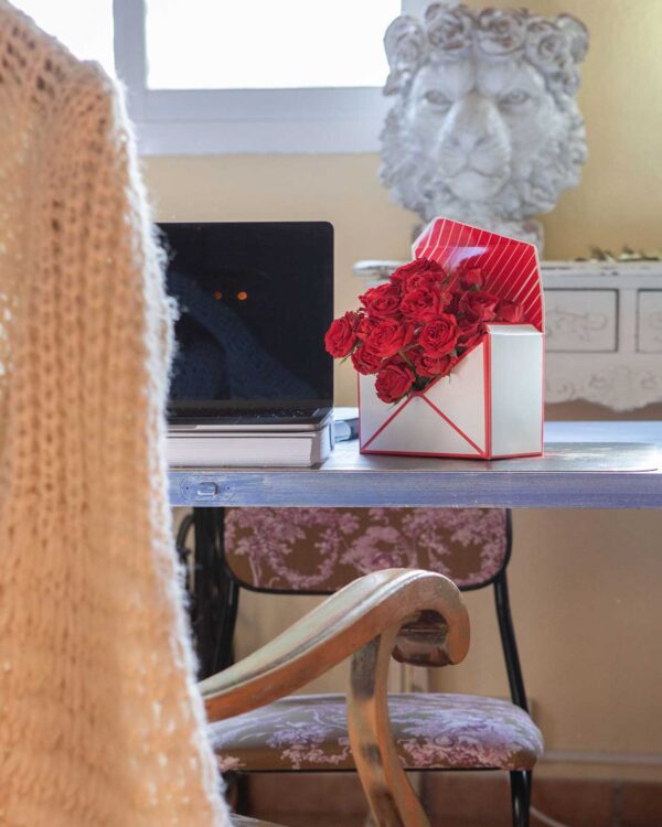 Envío de sobre con rosas especial San Valentín y eventos de enamorados. decorando una mesa de escritorio